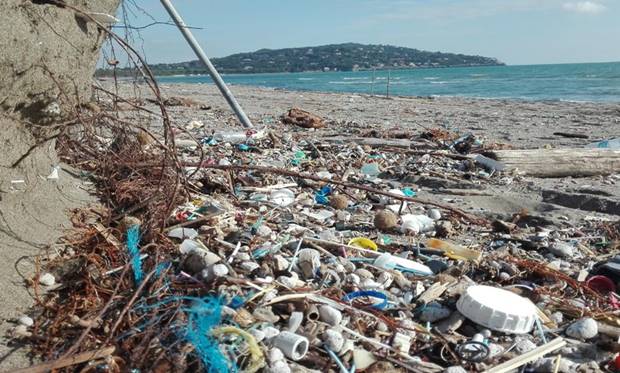 Residui su spiaggia