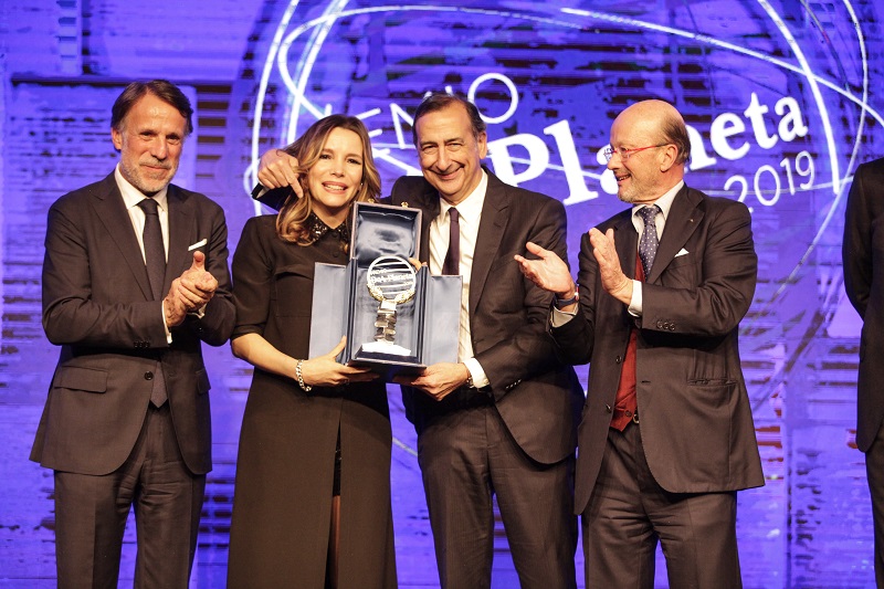 Premio DeA: il sindaco di Milano Sala premia la vincitrice
